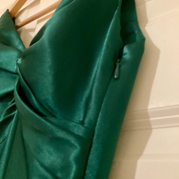 Sleek Emerald Green Satin Slip Dress V-Neck Midi GIA & CO- Size: 0 - Picture 4 of 6